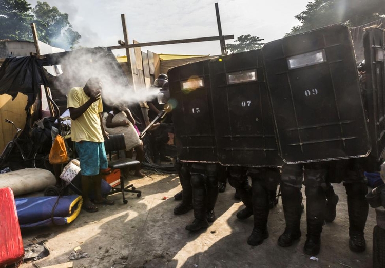 fot. Stringer / Reuters / 11 kwietnia 2014  Rio de Janeiro, Brazylia  Oddział prewencyjny używa gazu pieprzowego na rezydentach slumsów Telerj, usiłujących przejąć część terytoriów w Rio de Janeiro.